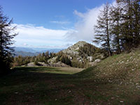 Balade en famille autour de Jeu de piste sur le chemin qui descend de l'arrivée du télésiège du Chatégré au village dans le 05 - Hautes-Alpes