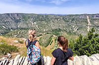 Balade en famille autour de Dans le grand site du cirque de Navacelles, promenade ludique et familial au belvédère de La Baume-Auriol dans le 34 - Hérault